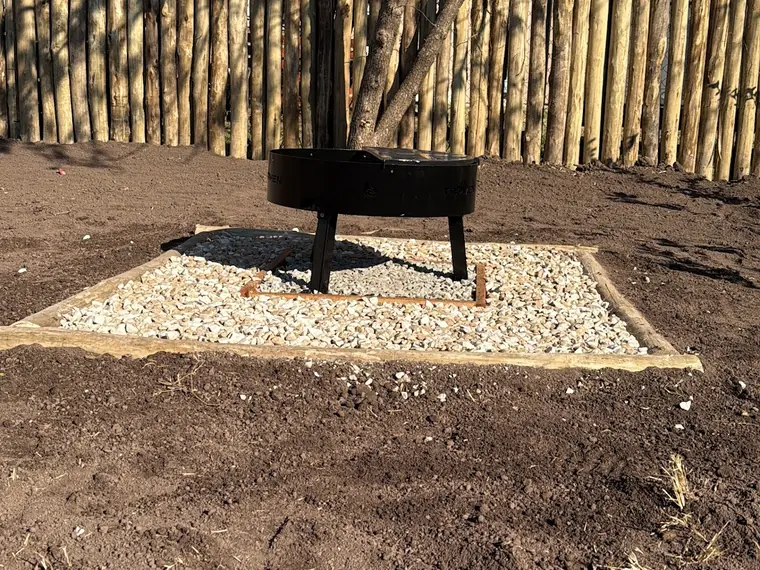 Terreno limpio y preparado con un fogonero nuevo, durante la obra