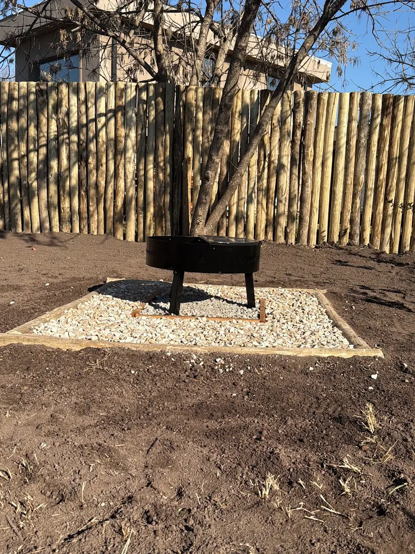 Fogonero sobre piedra blanca recién terminado, con el terreno preparado para plantar